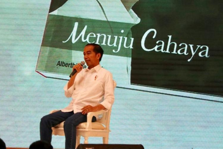 Presiden Joko Widodo saat menghadiri peluncuran buku Jokowi Menuju Cahaya karya Albertiene Endah di Hotel Mulia, Jakarta, Kamis (13/12/1018)