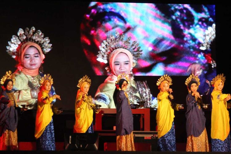 Pertunjukan seni tari 'Padduppa' yang dipentaskan diatas panggung kesenian oleh UKM Seni dan Budaya Talas di gedung Kesenian Makassar