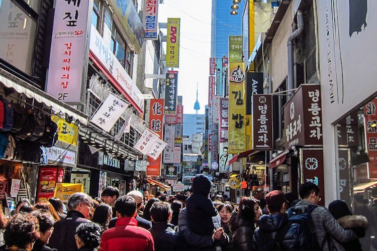 Myeongdong dikenal sebagai surga belanja, khususnya untuk produk kosmetik dan perawatan kulit di Seoul, Korea Selatan