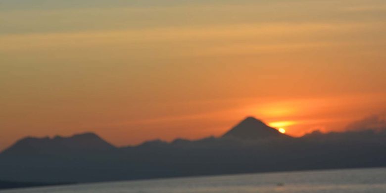 Senja di balik Puncak Gunung Ebulobo yang dilihat dari Pantai Ria Ende, Flores, NTT, Rabu (12/9/2018). 