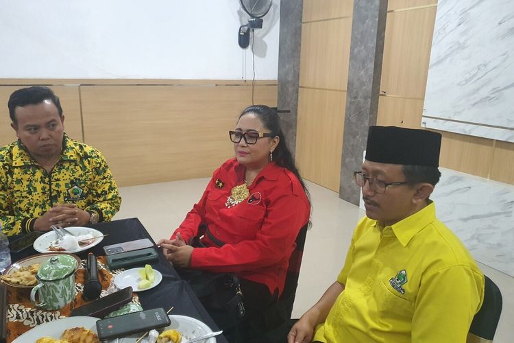 Ketua DPC PDI Perjuangan Endah Subekti Kuntaringsih, dan Ketua DPD Golkar Gunungkidul Heri Nugroho (peci hitam) seusai pertemuan di Wonosari, Jumat (12/7/2024) petang.