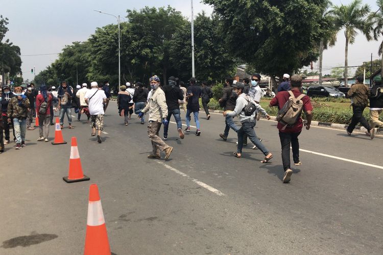 Sejumlah simpatisan Rizieq Shihab kocar-kacir dikejar polisi saat dibubarkan di Jalan Dr. Soemarno tepatnya Pengadilan Negeri Jakarta Timur, Cakung, Jakarta Timur pada Jumat (26/3/2021) sekitar pukul 13.30 WIB.
