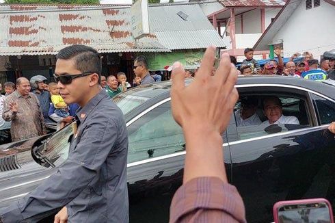 Dalam Perjalanan ke Rumoh Geudong, Jokowi Bagi-bagi Kaus ke Warga