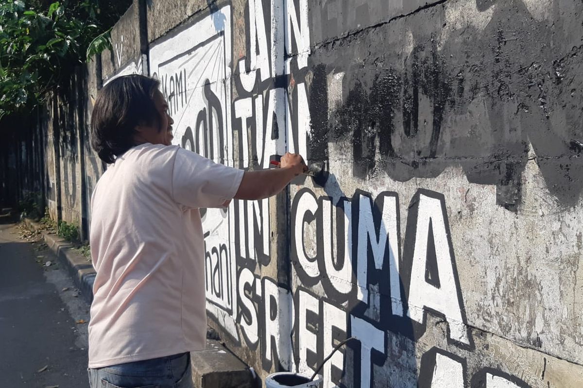 Mural kritik di kelurahan Kebon Kacang, Kecamatan Tanah Abang, Jakarta Pusat, dihapus pada Kamis (26/8/2021).