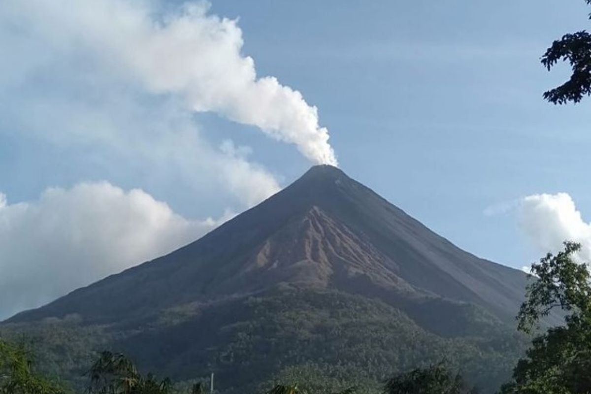 Gunung Karangetang tampak jelas mengeluarkan asap putih tebal di kawah utama dan bertekanan gas kuat lebih kurang 400 meter. Sedangkan kawah dua juga mengeluarkan asap putih sedang dengan tekanan gas sedang 150 meter.