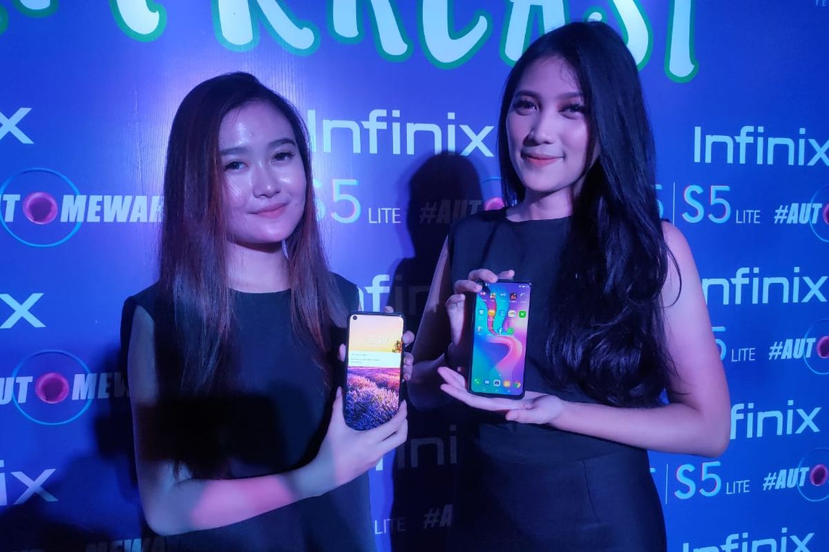 Infinix S5 dalam genggaman.