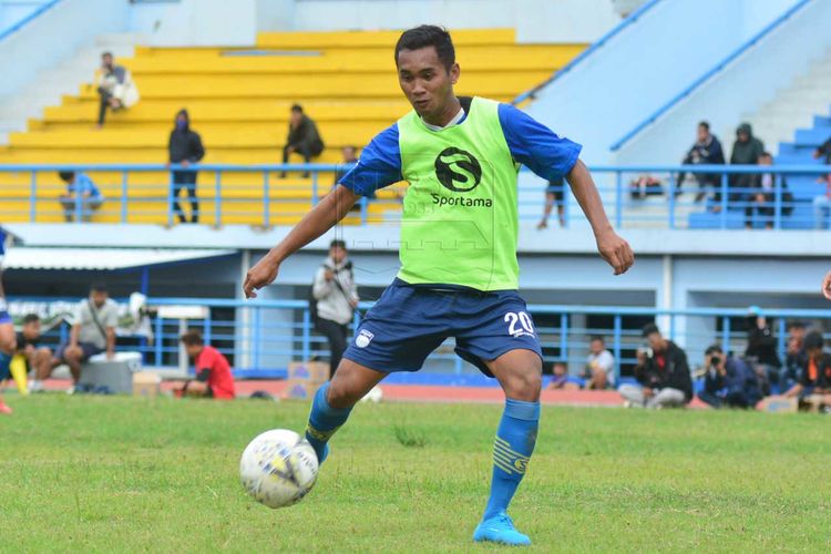 Pemain Persib Bandung, Beni Oktovianto berlatih di Gelora Bandung Lautan Api, Rabu (22/1/2020).