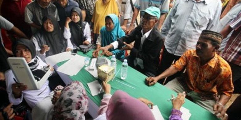 Sejumlah warga mengikuti pemeriksaan kesehatan di posko pengobatan gratis TNI Manunggal Masuk Desa (TMMD) Reguler 106 di Desa Plu Pakam, Kecamatan Tanah Luas, Aceh Utara, Aceh, Rabu (2/10/2019). 