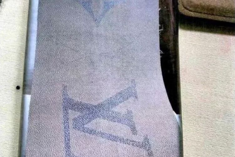 Pola dari tas dan sampel asli serta desain Louis Vuitton yang dicuri oleh orang dalam di Louis Vuitton untuk membuat barang palsu.