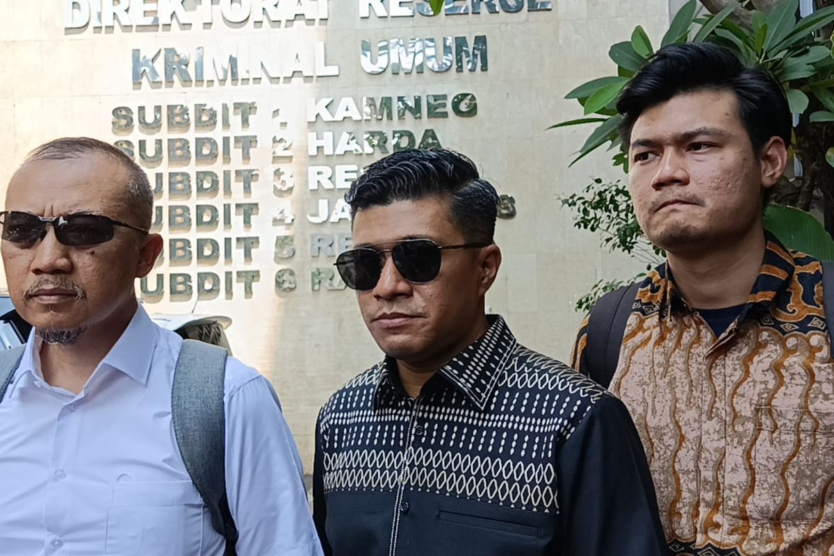 Kuasa hukum keluarga Sultan Rif'at, Tegar Putuhena (tengah) dan ayah Sultan, Fatih (kiri) di Mapolda Metro Jaya, Kamis (24/8/2023).