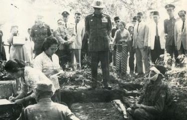 Presiden Soekarno meninjau sukarelawan Dwikora di Pasar Minggu pada 27 Mei 1964