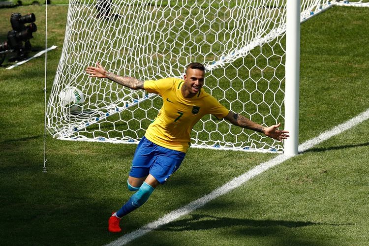 Luan merayakan gol Brasil ke gawang Honduras pada pertandingan Olimpiade Rio 2016 di Stadion Maracana, 17 Agustus 2016.
