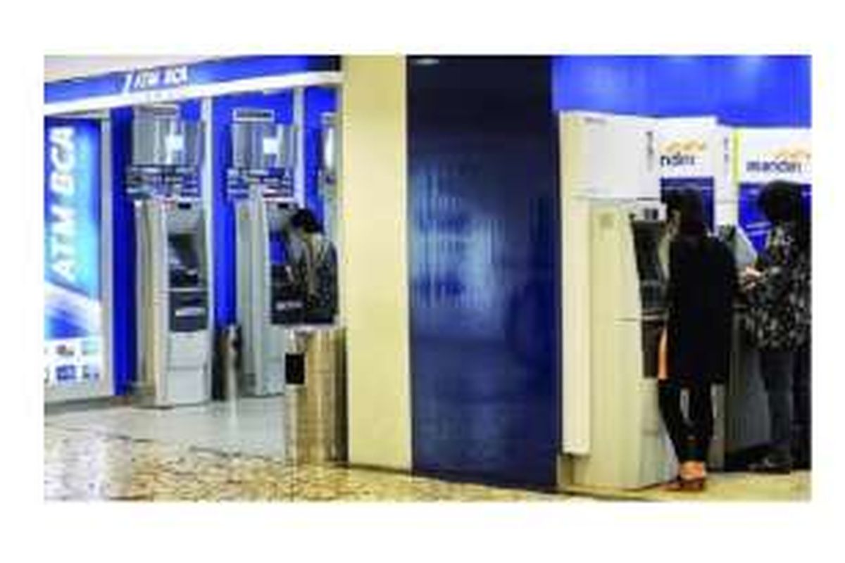Ilustrasi: Pengunjung sedang melakukan transaksi di ATM. 