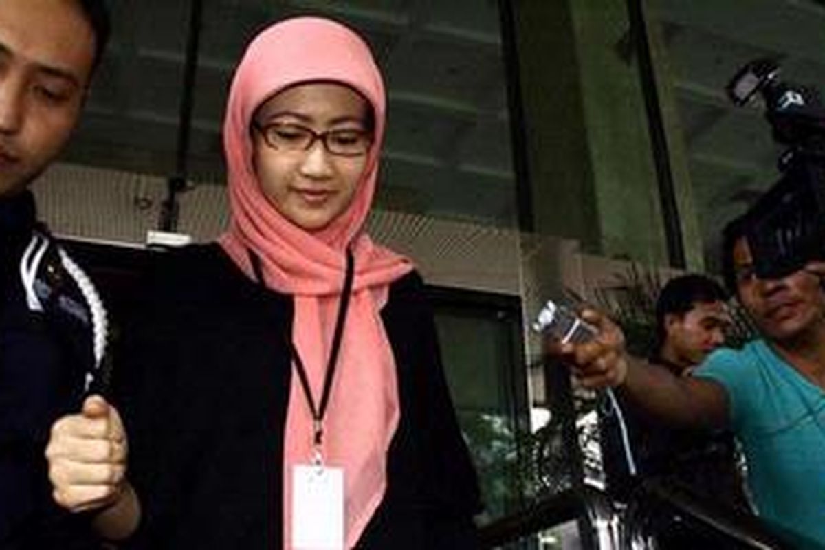 Dipta Anindita (kanan), istri mantan Kakorlantas Mabes Polri Irjen (Pol) Djoko Susilo, diperiksa oleh Komisi Pemberantasan Korupsi di Jakarta, Rabu (13/2/2013). Dipta diperiksa sebagai saksi bagi tersangka Djoko Susilo atas dugaan tindak pidana pencucian uang dan kasus korupsi pengadaan simulator SIM. 