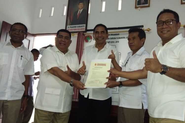 Pensiunan wartawan Harian Kompas, Frans Sarong (ketiga dari kiri) saat menerima Surat Keputusan dari DPP Partai Gerindra untuk maju sebagai bakal calon bupati Manggarai Timur