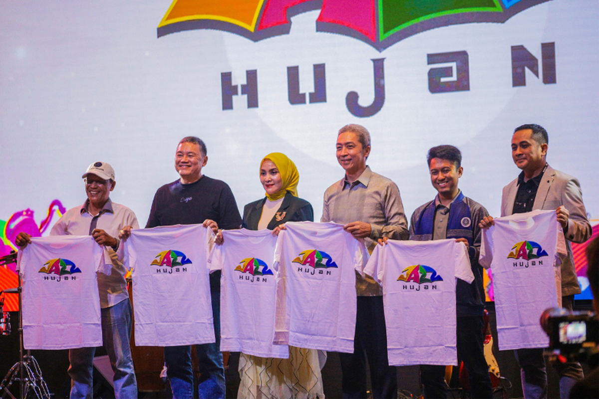 Pejabat dan perwakilan komunitas secara simbolis meluncurkan acara Jazz Hujan dengan memperlihatkan kaus resmi acara, pada pembukaan yang digelar di Fullbelly Eats, area OCBD, Kecamatan Bogor Utara, Kota Bogor, Selasa (11/11/2025).