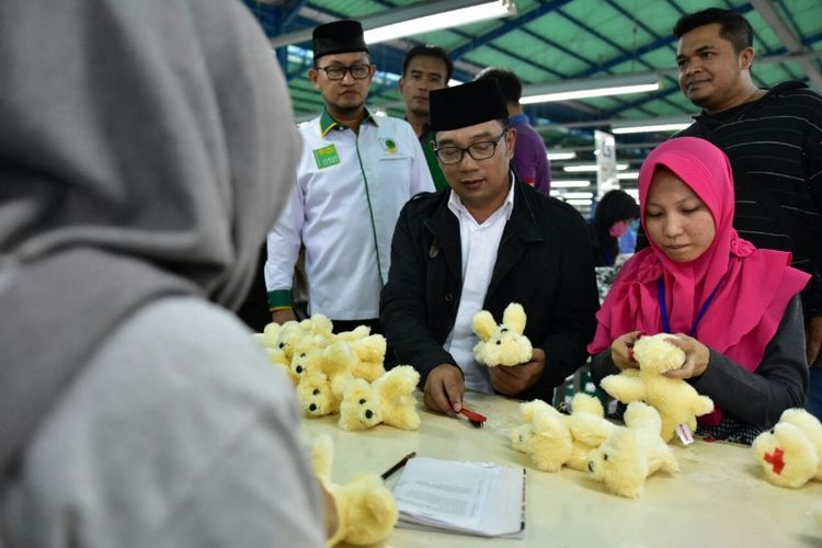 Calon gubernur Jawa Barat nomor urut 1, Ridwan Kamil saat berkunjung ke pabrik pembuat boneka PT Aurora World Cianjur, di Desa Salajambe, Kecamatan Sukaluyu Kabupaten Cianjur, Rabu (9/5/2018).