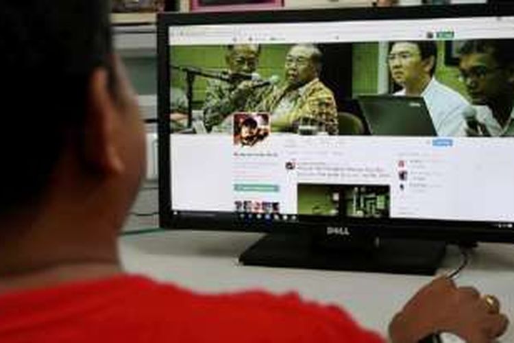 Warga mengakses situs media sosial lewat komputer di Jakarta, Minggu (7/8). Selain sebagai media untuk mencari informasi dan menyalurkan ide, media sosial sering menjadi sarana menyebarkan ujaran kebencian.