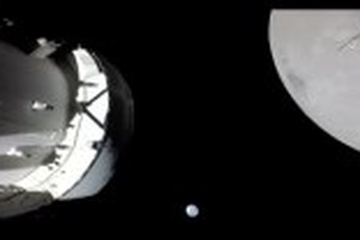 Gambar selebaran dari NASA yang dirilis pada 21 November 2022 ini menunjukkan pemandangan pesawat ruang angkasa, Bumi dan Bulan yang ditangkap oleh kamera di sayap susunan surya Orion. Orion sedang terbang melintasi Bulan saat ini.