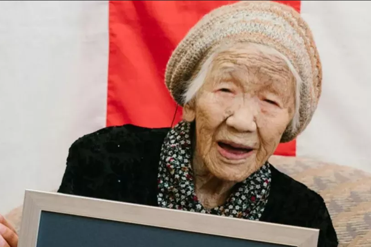 Kane Tanaka saat menerima penghargaan Guinness World Record sebagai orang tertua di dunia 