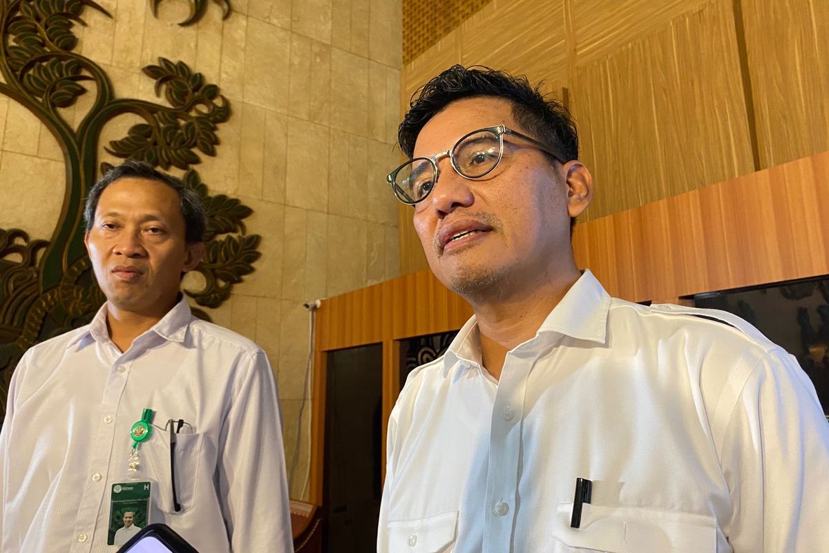 Direktur Penindakan Pidana Kehutanan Kemenhut, Rudianto Saragih Napitu, memberikan pernyataan kepada wartawan di kantornya, Selasa (6/5/2025).