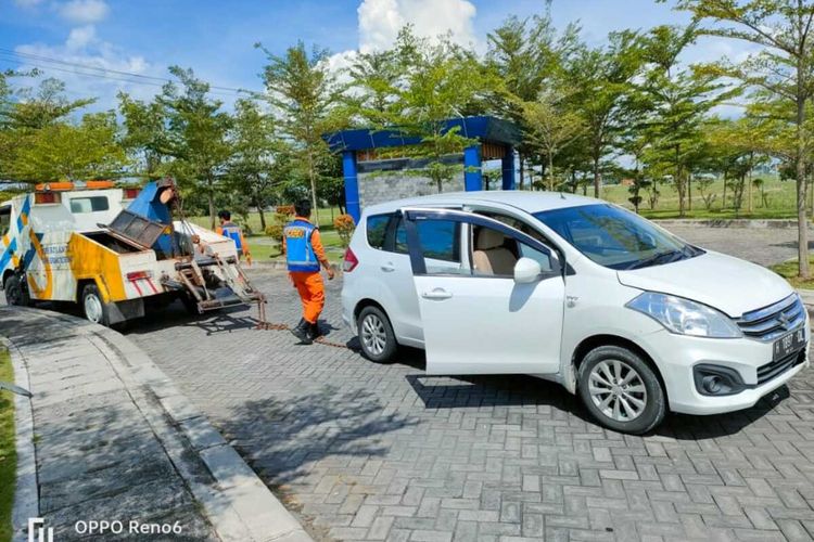 Evakuasi kecelakaan mobil Suzuki Ertiga pelat nomor H 1897 DL menyangkut di Gerbang Tol Solo-Ngawi, Kabupaten Sragen, Jawa Tengah, viral di media sosial, oleh Jasamarga Solo Ngawi (JSN).