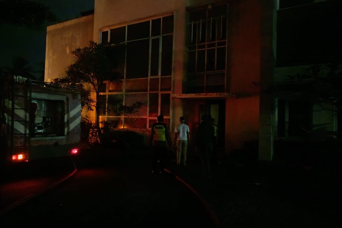 Pemadam kebakaran tengah melalukan pemadam kebakaran di RSU Mitra Delima Malang