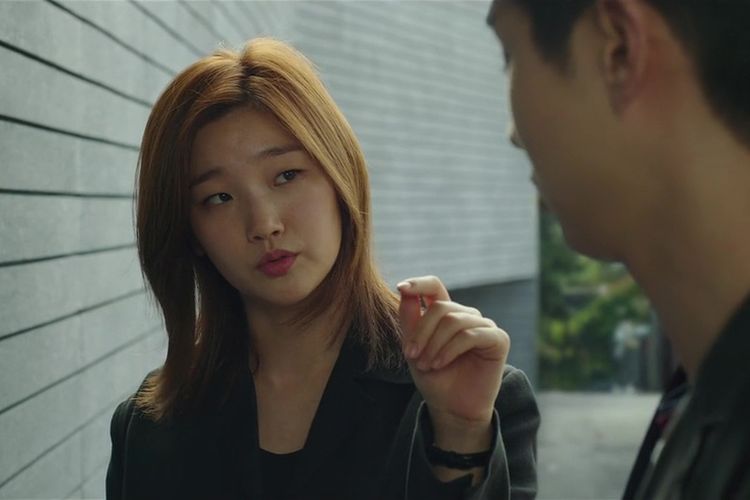 Aktris Korea Selatan Park So Dam dalam film Parasite.