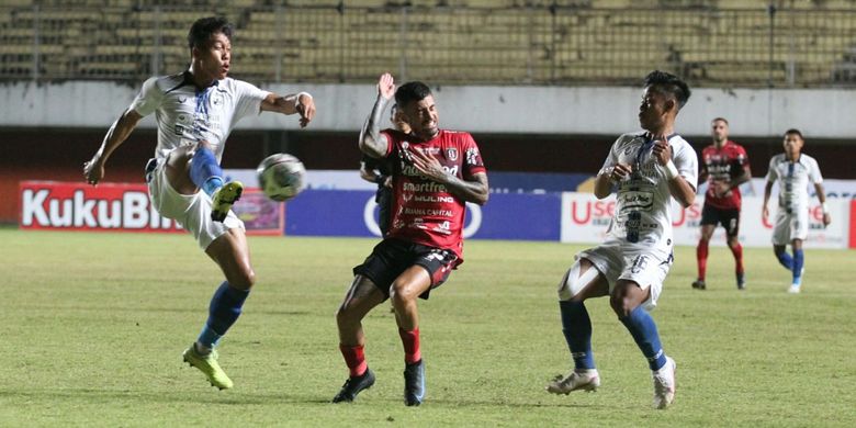 Aksi pada laga Liga 1 antara Bali United dan PSIS Semarang di Stadion Maguwoharjo, Sleman, Minggu (31/10/2021).