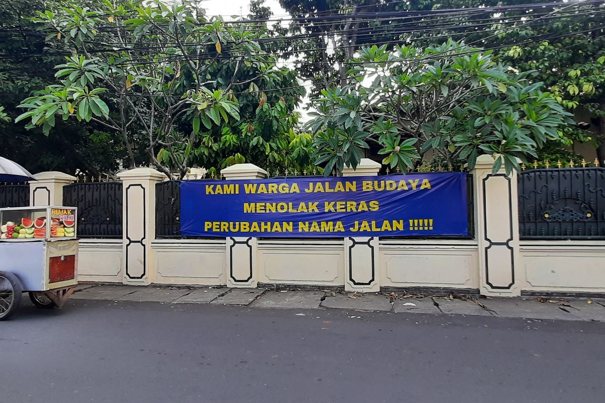 Warga memasang banner berisi penolakan pergantian nama Jalan Budaya di kawasan Condet, Kramatjati, yang diganti menjadi Jalan Entong Gendut.  Pantauan di lokasi, Kamis (30/6/2022) siang, banner tersebut bertuliskan,Kami Warga Jalan Budaya Menolak Keras Perubahan Nama Jalan !!!!!.