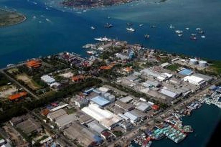 Aktivitas kapal di Pelabuhan Benoa, Bali, Sabtu (18/6/2011). Pelabuhan yang menjadi salah satu tujuan kapal pesiar tersebut perlu ditingkatkan infrastrukturnya sehingga memudahkan kapal untuk sandar. 