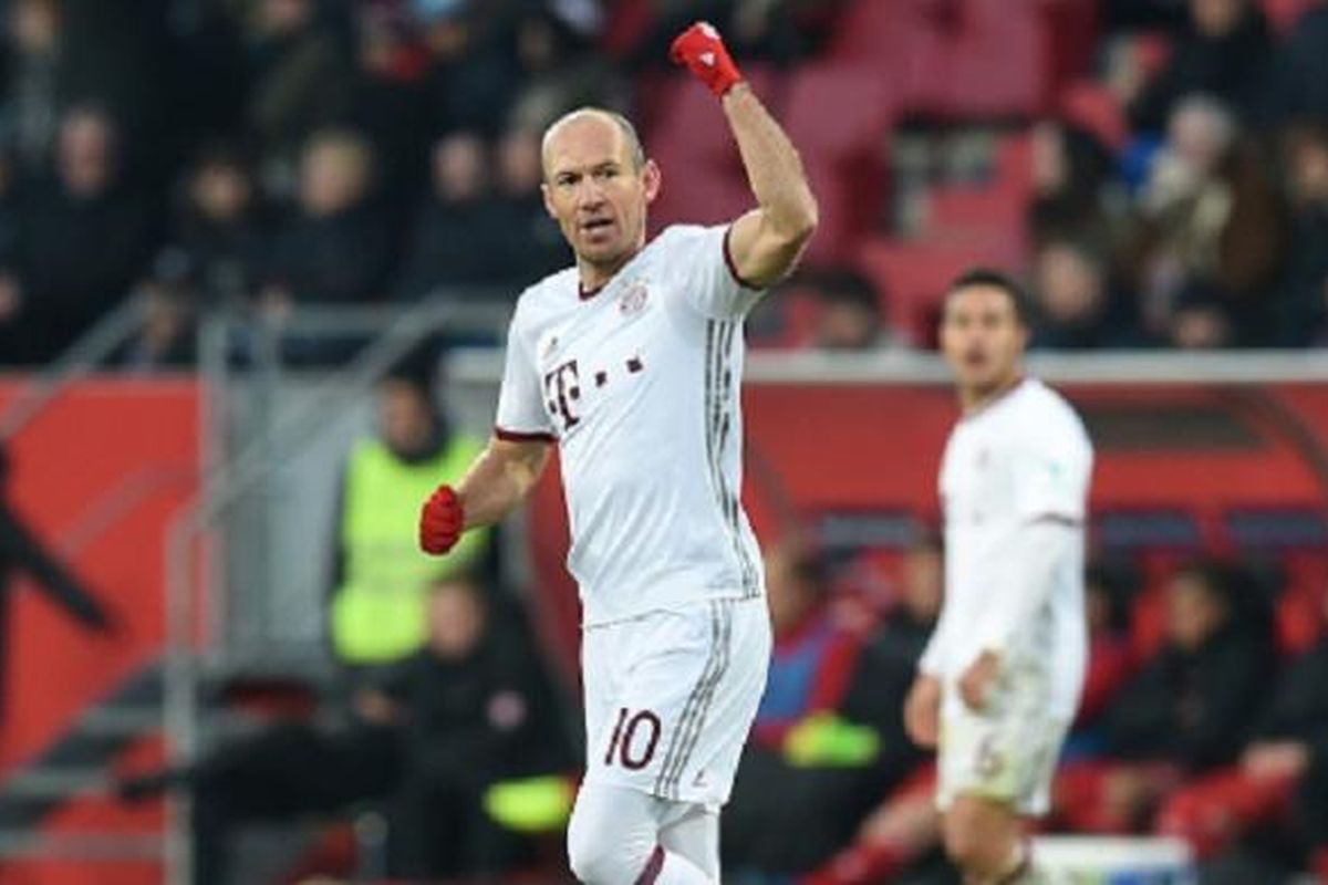 Arjen Robben mengepalkan tangan saat merayakan gol Bayern Muenchen ke gawang Ingolstadt pada pertandingan Bundesliga, Sabtu (11/2/2017). 