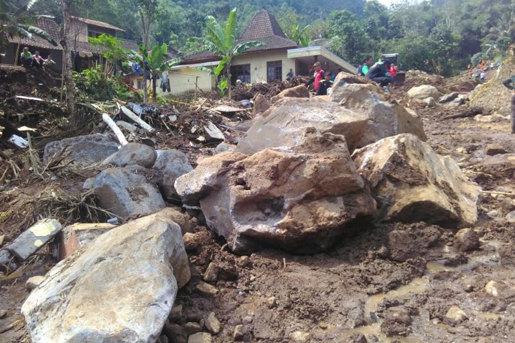 Batu-batu besar yang terbawa arus banjir bandang di Desa Sambungrejo, Kecamatan Grabag, Kabupaten Magelang, masih berserakan Selasa (2/5/2017).