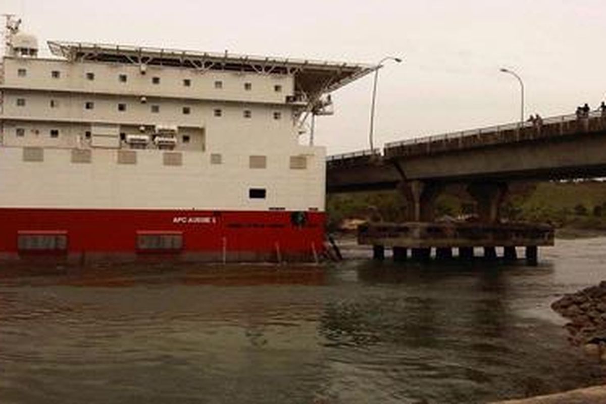 Tongkang yang menabrak jembatan   
