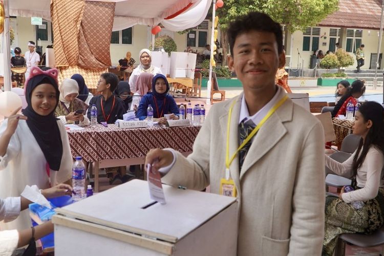 Simulasi pilpres yang langsung dipraktekkan untuk pemilihan ketua OSIS di SMAN 1 Bandar Lampung, Senin (16/10/2023).