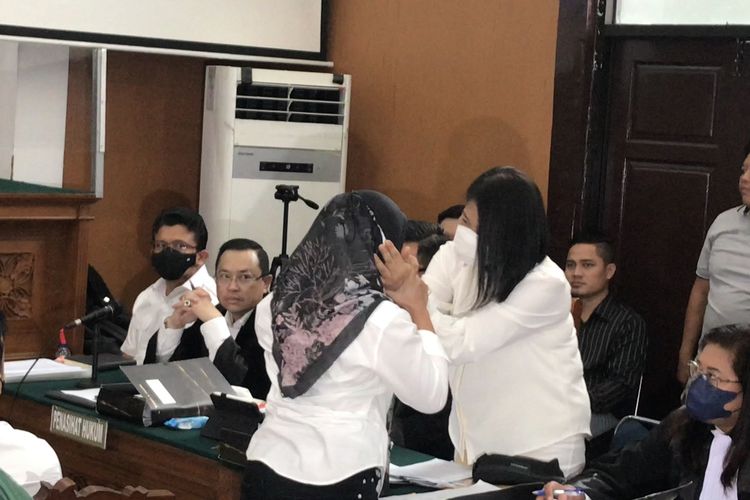 Asisten rumah tangga (ART) Ferdy Sambo dan Putri Candrawathi bernama Susi menghampiri kedua majikannya saat tiba di ruang sidang utama Pengadilan Negeri (PN) Jakarta Selatan, Selasa (8/11/2022).