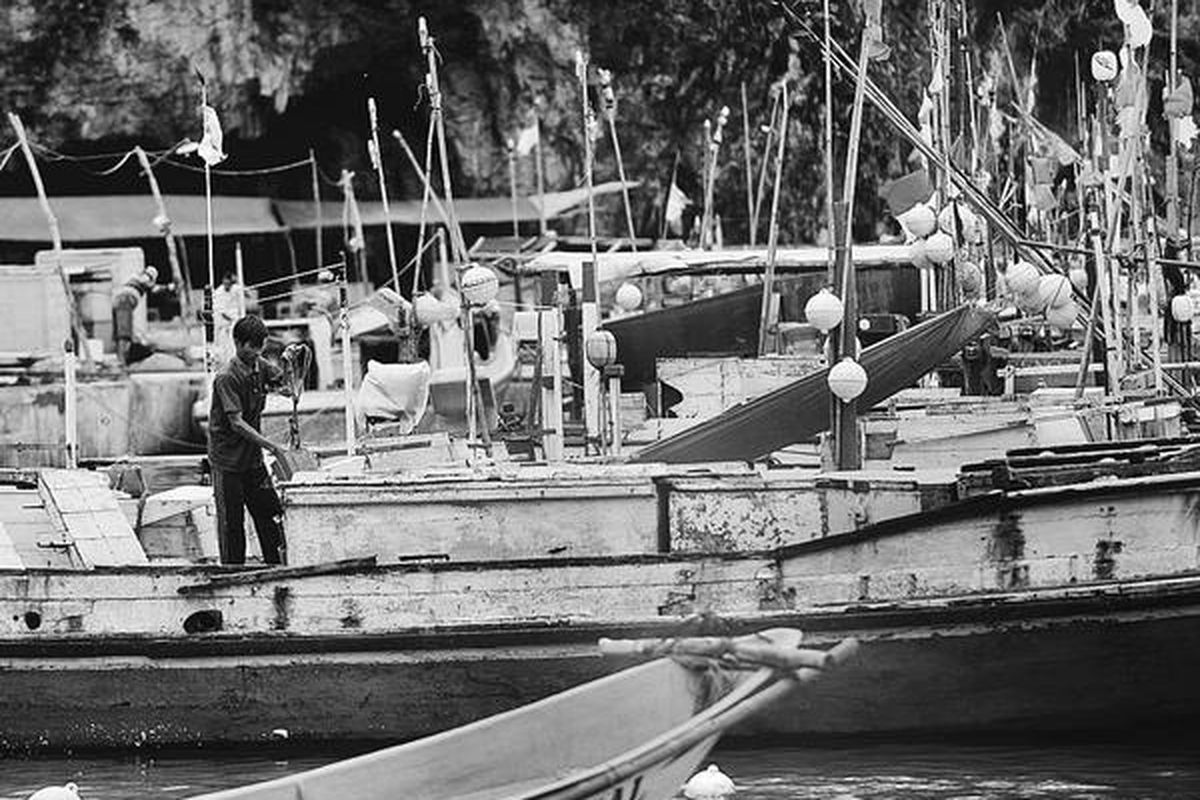 Nelayan mengisi waktu dengan memperbaiki kapal mereka di dermaga pelabuhan Pantai Sadeng, Gunung Kidul, DI Yogyakarta, Rabu (11/1). Cuaca buruk dan ombak besar membuat Laut Selatan berbahaya untuk pelayaran sehingga nelayan di pantai itu tidak melaut sejak dua minggu lalu. Mereka memperkirakan baru dapat melaut  Februari mendatang.