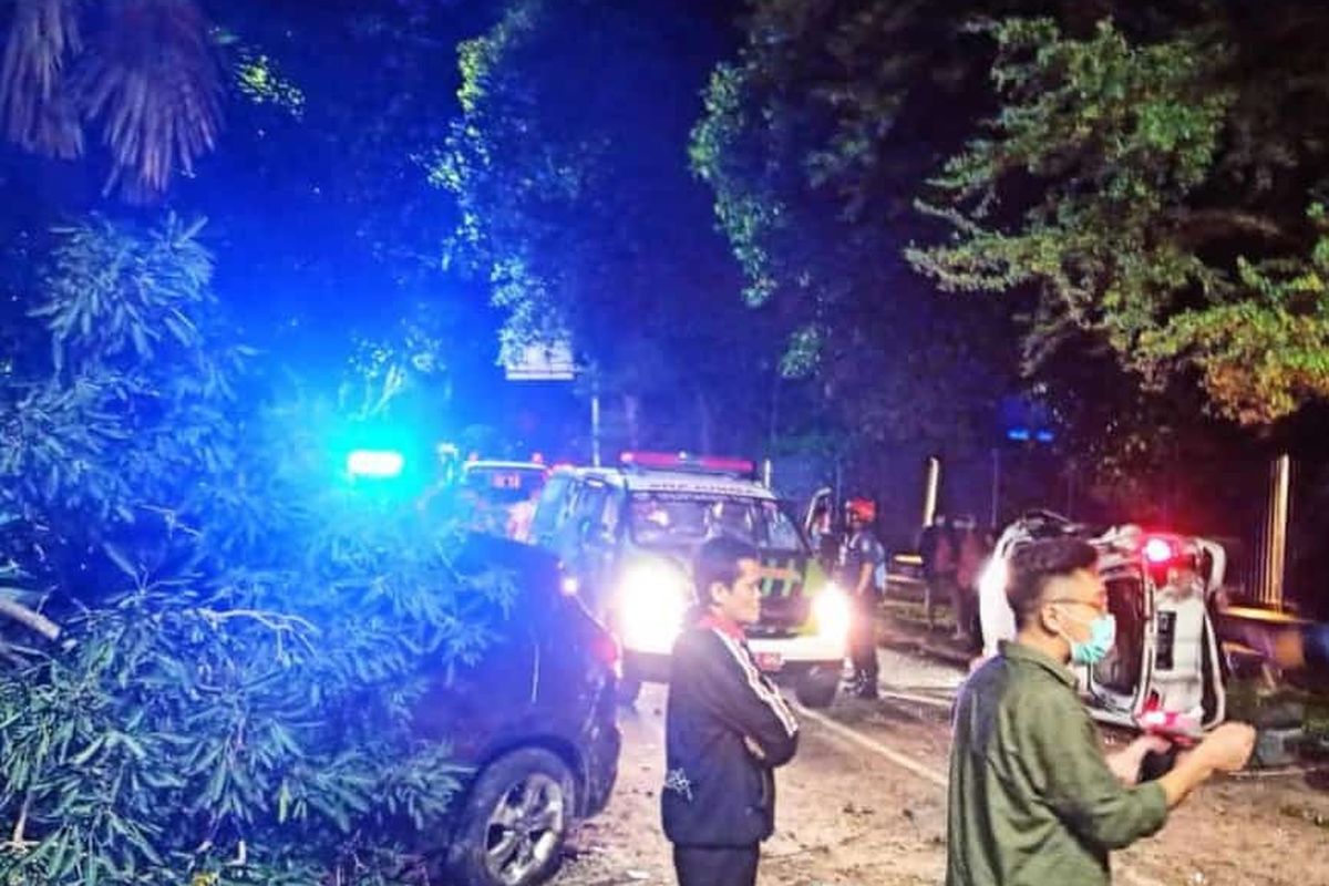 Kecelakaan terjadi di Jalan Brawijaya Raya tepatnya di depan Hotel Bima Sena, Pulo, Kebayoran Baru, Jakarta Selatan pada Senin (20/12/2020) dini hari.