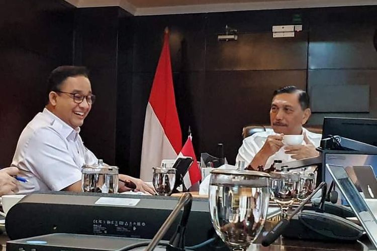 Menko Bidang Kemaritiman dan Investasi Luhut Binsar Pandjaitan menerima Gubernur DKI Anies Baswedan di ruang kerjanya, Jakarta, Rabu (10/3/2021).