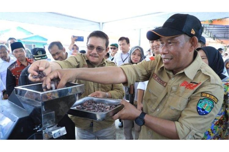 Bupati Bulungan Syarwani dan wakilnya Ingkong Ala dalam sebuah kegiatan desa.