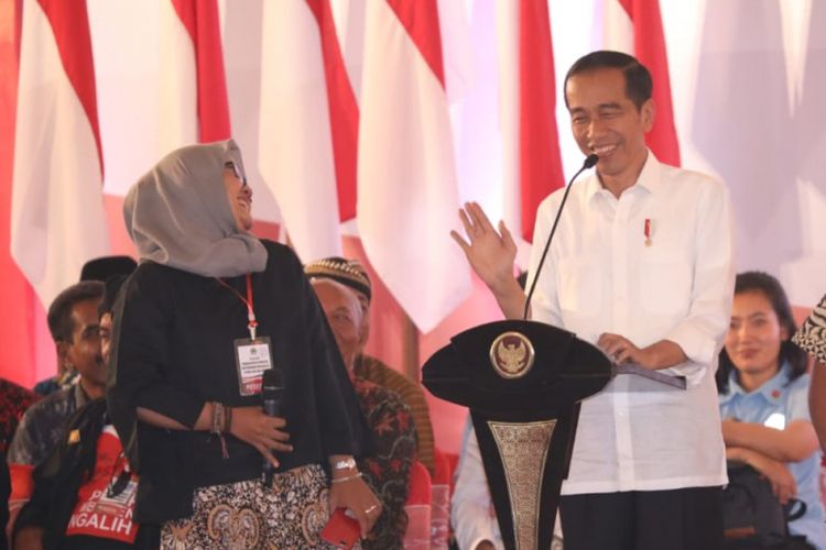 Presiden RI Joko Widodo berdialog dengan kepala desa dan pendamping desa asal Boyolali. Jokowi sempat tertawa dan lupa bertanya ketika mendengar istilah 'Tampang Boyolali', Kamis (22/11/2018) di Semarang