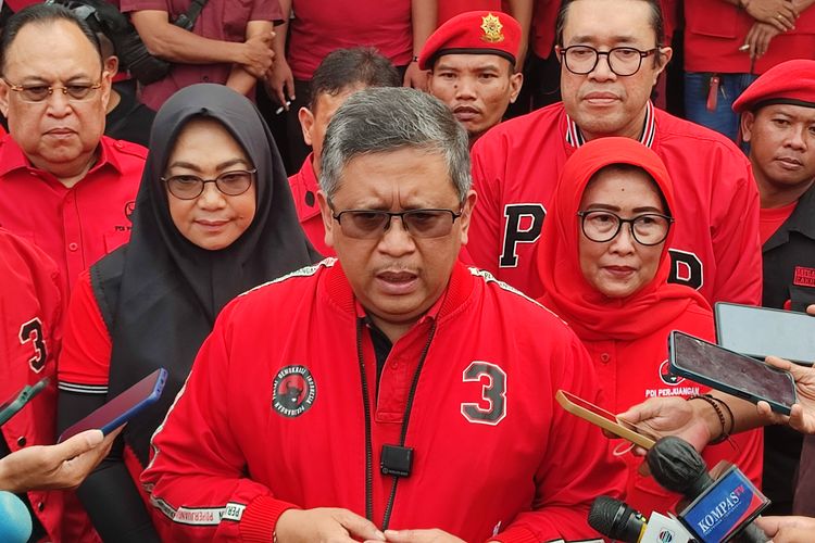 Sekretaris Jenderal PDI-P, Hasto Kristiyanto, setelah penganugerahan rekor MURI kepada partainya di Ciawi, Bogor, Selasa (15/8/2023), atas program pengobatan gratis yang berlangsung 218 hari.