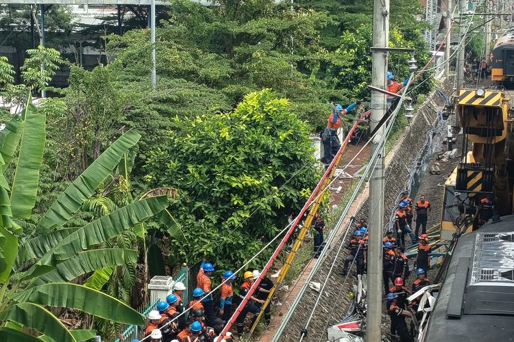 Proses evakuasi kereta yang mengalami kecelakan kereta di Stasiun Bekasi Timur, Selasa (28/4/2026).