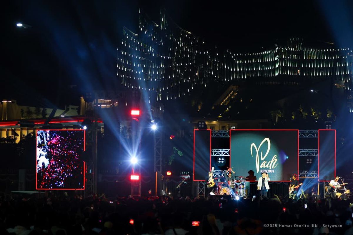 Band legendaris Tanah Air, Padi Reborn, tampil di Pesta Rakyat Nusantara dalam perignatan Hari Ulang Tahun (HUT) ke-80 Kemerdekaan RI di Ibu Kota Nusantara (IKN), Penajam Paser Utara, Kalimantan Timur, Minggu (17/8/2025) malam. 
