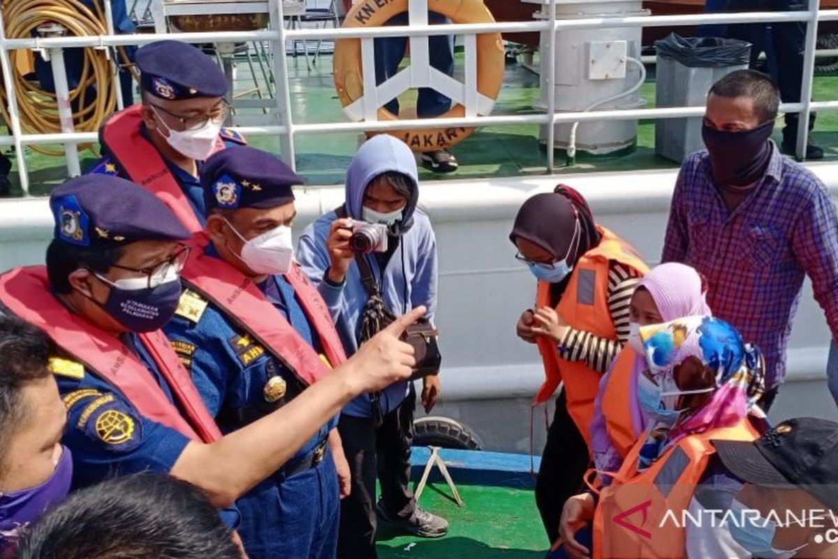 Personel patroli Penjagaan Laut dan Pantai (PLP) Tanjung Priok mencegah laju tiga kapal nelayan yang ingin mudik ke Karawang, Subang, Indramayu, dan sekitarnya melalui perairan Teluk Jakarta pada Minggu (9/5/2021).