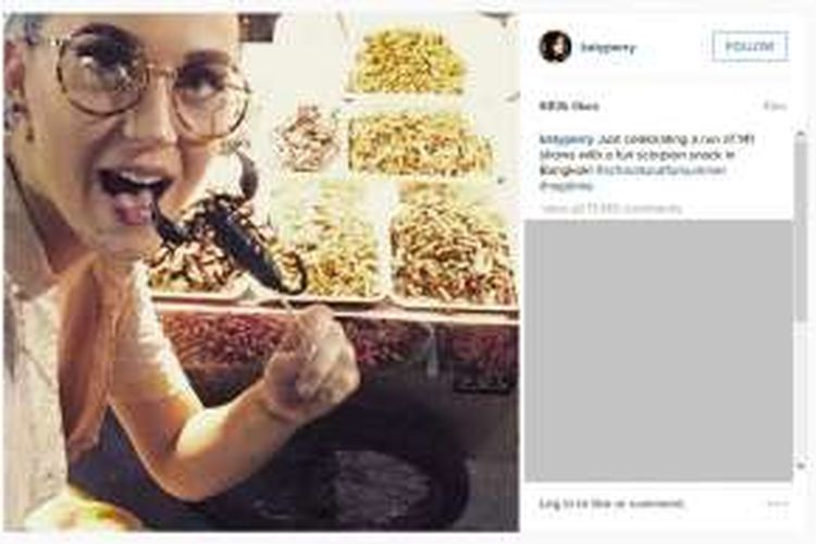 Katy Perry dalam foto selfie saat menjajal camilan kalajengking yang dia unggah di media sosial.