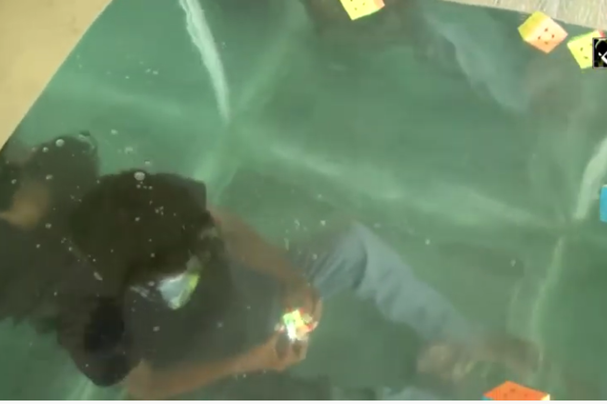 Illayaram Sekar sedang menyelesaikan tantangan kubur rubik di dalam sebuah akuarium besar yang cukup untuk menampung seluruh badannya, hingga tenggelam.