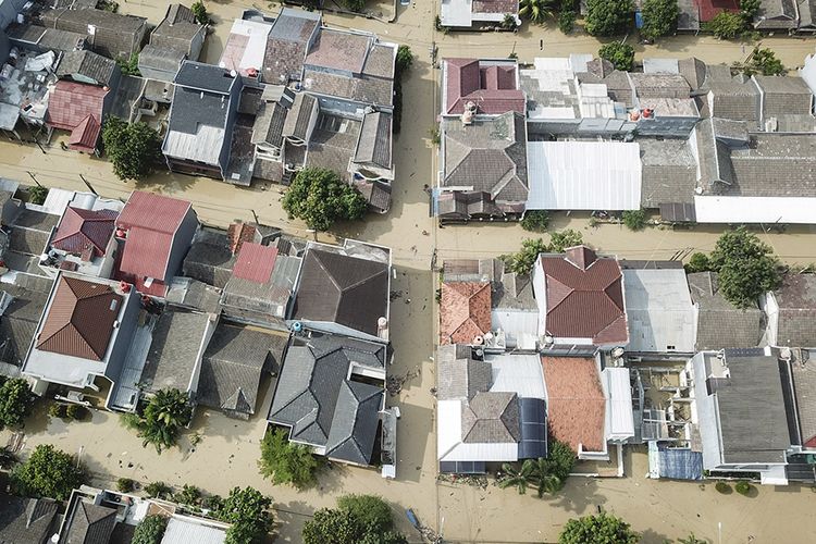 Foto udara banjir yang merendam perumahan Villa Jatirasa, Bekasi, Jawa Barat, Minggu (25/10/2020). Banjir akibat luapan kali Cikeas dengan ketinggian 60 cm - 2 meter memasuki pemukiman warga pada (24/10) pukul 23.00 WIB.