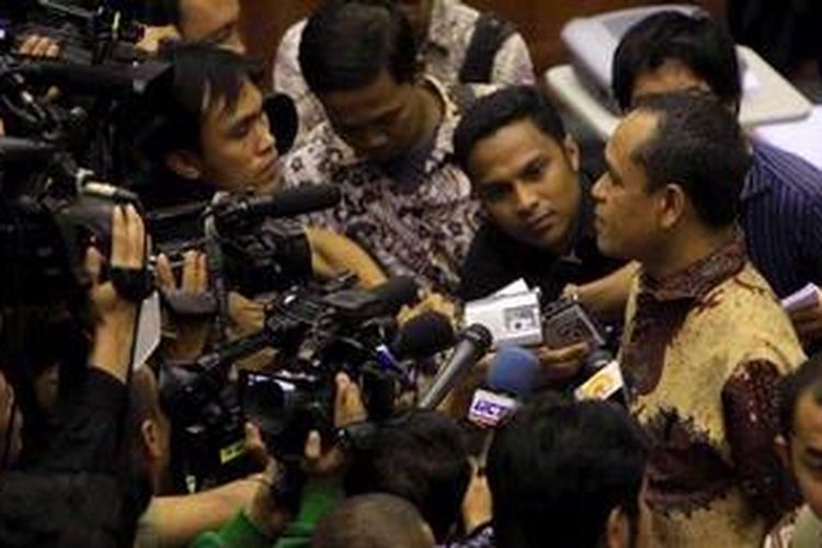 Benny K Harman, saat masih menjabat Ketua Komisi III DPR, memberikan keterangan kepada wartawan, di ruang rapat Komisi III DPR, Senayan, Jakarta, Jumat (2/12/2011).  