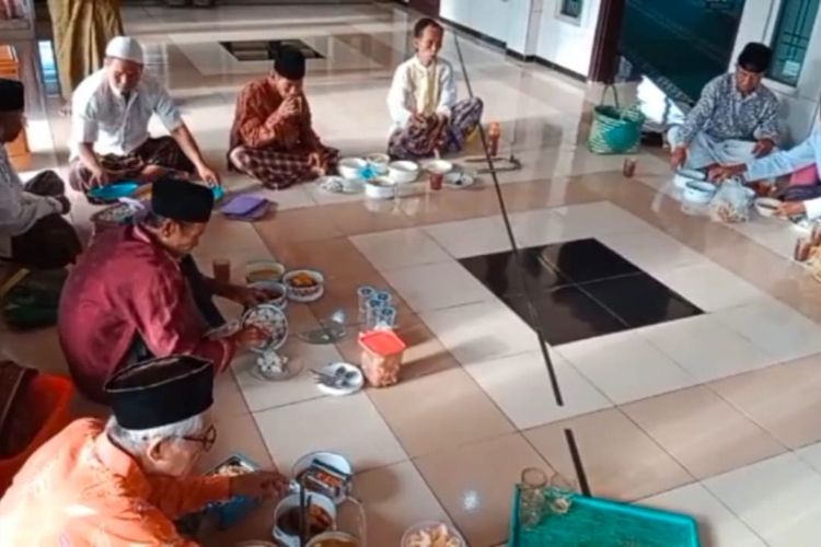 Warga merayakan Lebaran Ketupat dengan makan bersama di Masjid Alh Hikmah Desa Ciberung, Kecamatan Ajibarang, Kabupaten Banyumas, Jawa Tengah, Senin (9/5/2022) pagi.